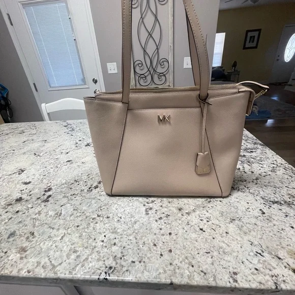 Michael Kors Tote Bag with Structured Design and Smooth Leather - Picture 11 of 14